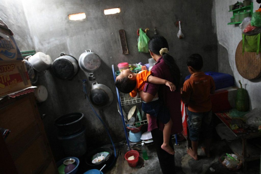 It is tough on mum, Alif could not be left alone, he always felt agitated and cried constantly. Almost inseparable from mum, he had to be carried when she is cooking and cleaning. This makes cooking a dangerous daily task for the mum and child. 